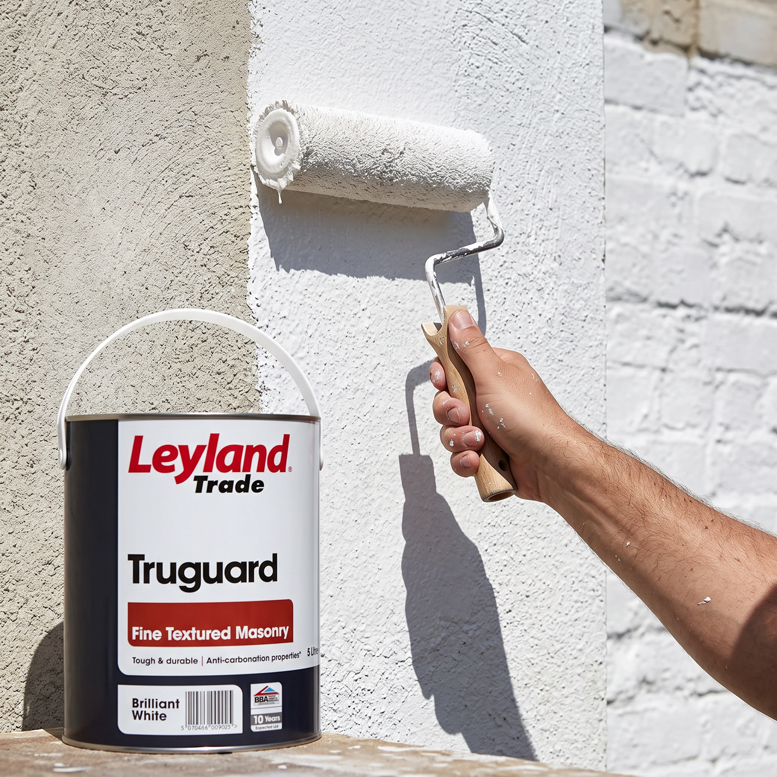 Leyland Trade Fine Textured Masonry Paint - Brilliant White - Image 2